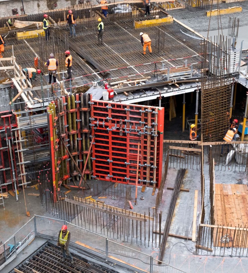 Schalung und Bewehrung auf einer Rohbau-Baustelle