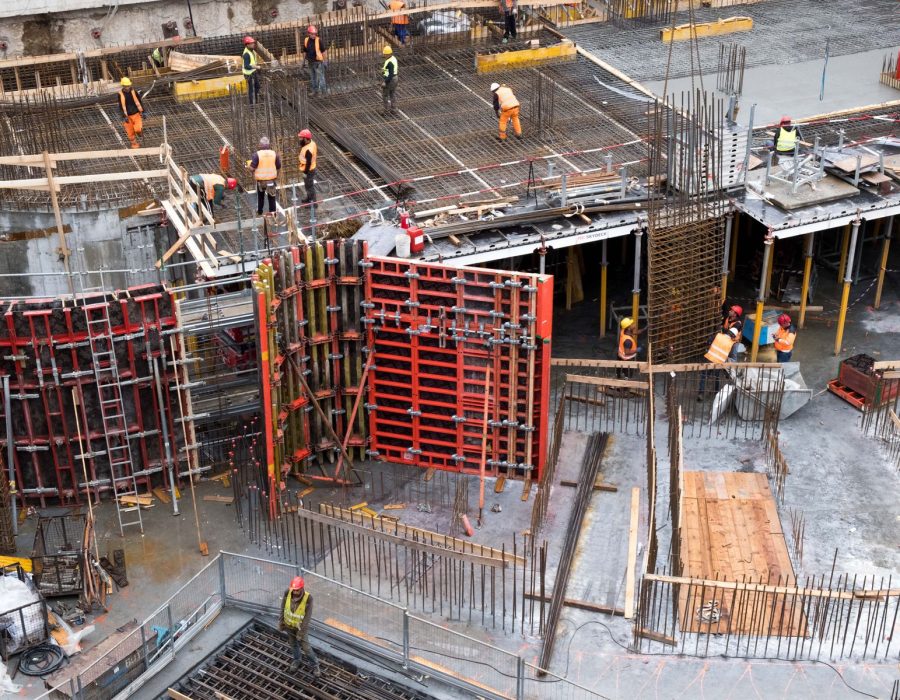 Schalung und Bewehrung auf einer Rohbau-Baustelle